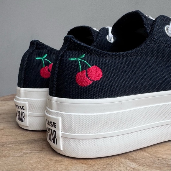 Converse Wmns size 7.5 Chuck Taylor All Star Lift Platform Low 'Cherries' Black - Picture 5 of 10